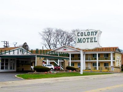 2022-03 Brookfield - Colony motel by Gloria Nash 2