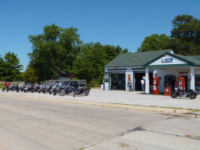 2011 Dwight - Marathon petrol station (14)