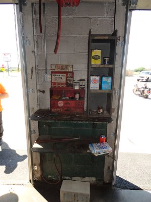 2011 Dwight - Marathon petrol station (22)
