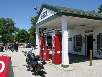 2011 Dwight - Marathon petrol station (26)