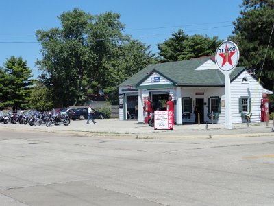 2011 Dwight - Marathon petrol station (7)