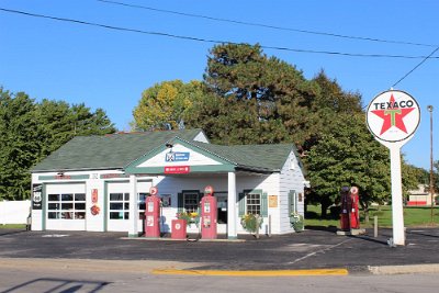 2016-10 Dwight - Marathon petrol station (2)