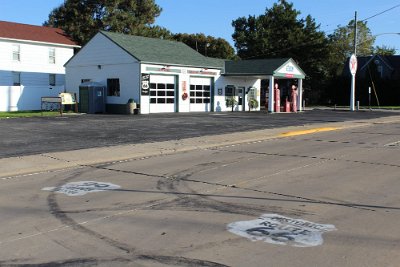 2016-10 Dwight - Marathon petrol station
