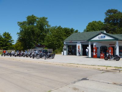 2011 Dwight - Marathon petrol station (16)