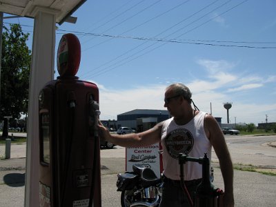 2011 Dwight - Marathon petrol station (2)