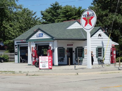 2011 Dwight - Marathon petrol station (20)