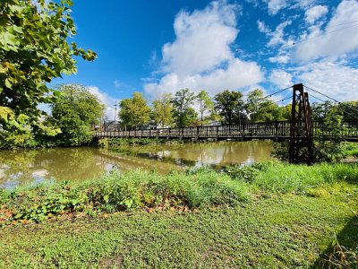 2022-04 Pontiac - Swinging footbridge by Linda Suskie 1