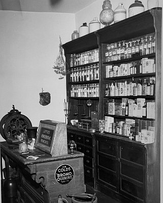19xx Girard - Deck's Drugstore aka Docs just off 66 (13)