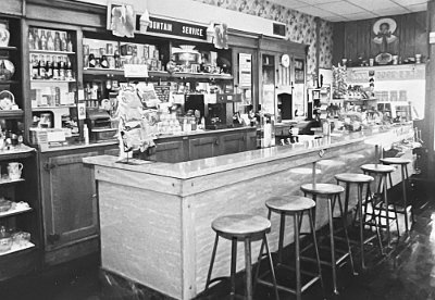 19xx Girard - Deck's Drugstore aka Docs just off 66 (9)