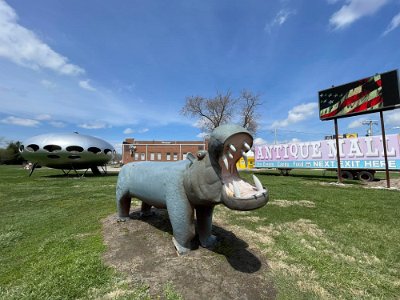 2022-04 Pink Elephant antique mall by Brian Sangamon 2