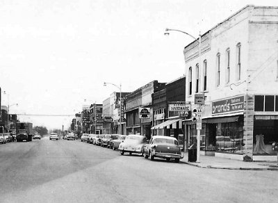 195x Baxter Springs - Looking south on Route 66 (Military) from 10th Street