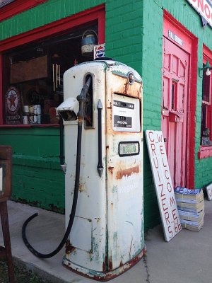 2013-06-19 Commerce - Alien Filling Station (19)