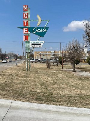 2022-03 Tulsa - motel Oasis by Zach Westfall