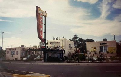 1999 ABQ - Aztec motel by Tony Paglia (1)