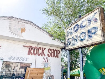 2022-05 Holbrook - Indian rock shop by Ashley Ragland 2