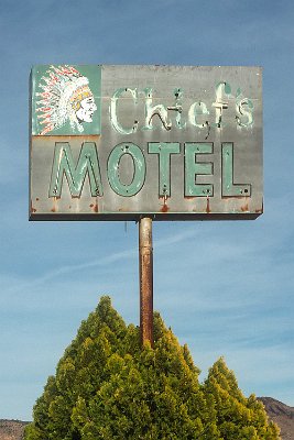 1989-04 Valentine - Chief's motel by Troy Pavia