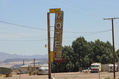 201x Newberry Springs - Henning motel by Clyde Seel (2)