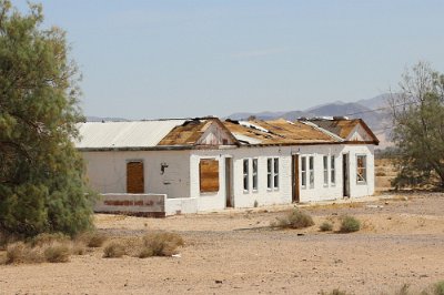 201x Newberry Springs - Henning motel by Clyde Seel (3)